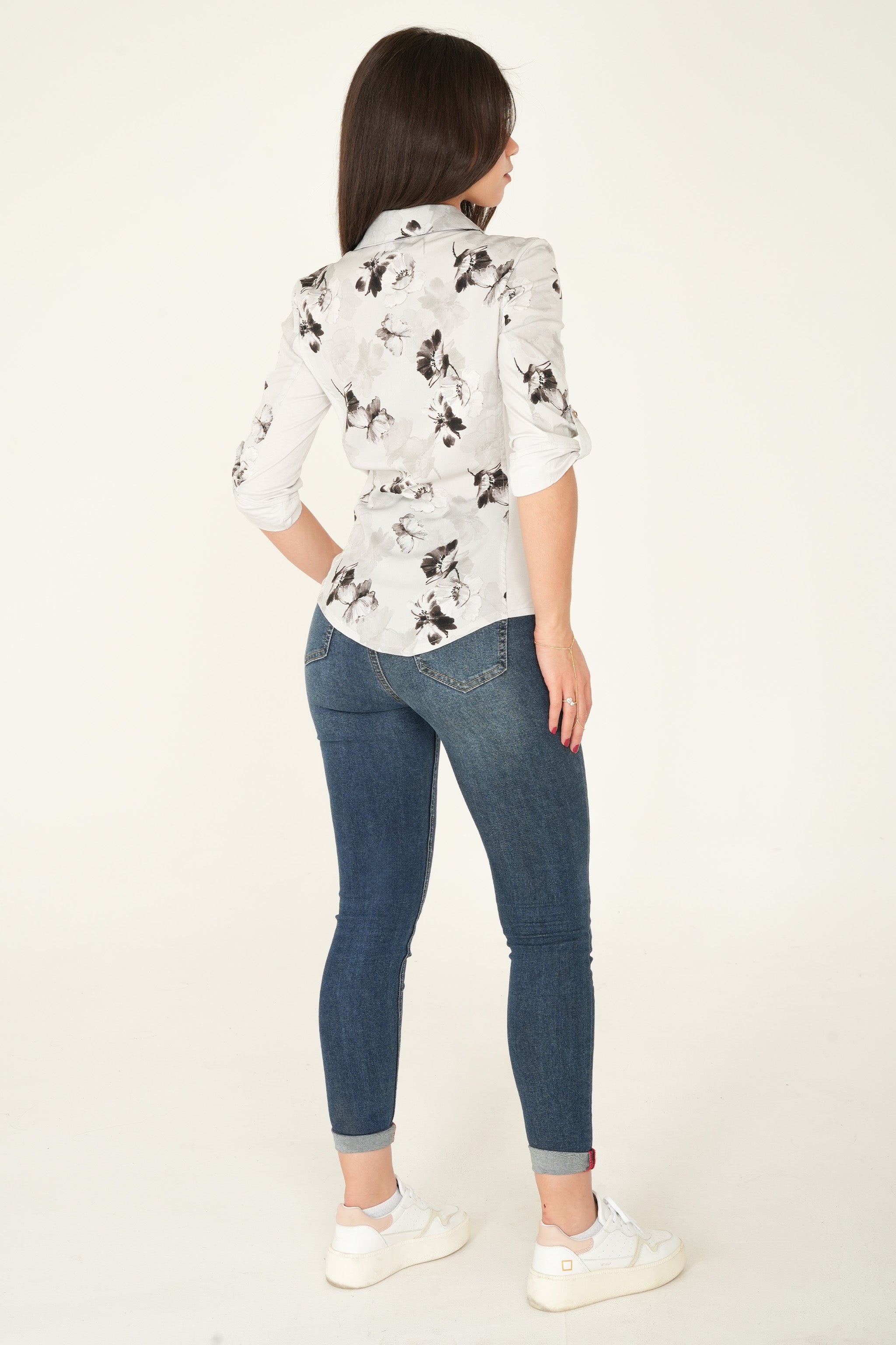 Fitted blouse with pockets