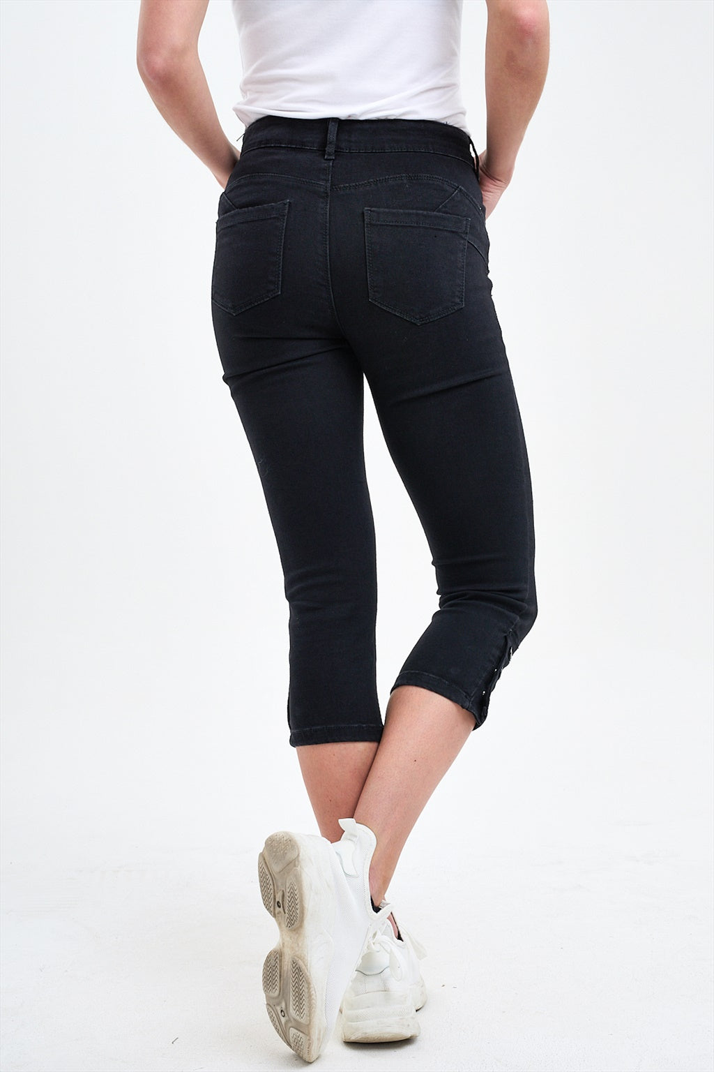 3 Button Leg Detail Capri