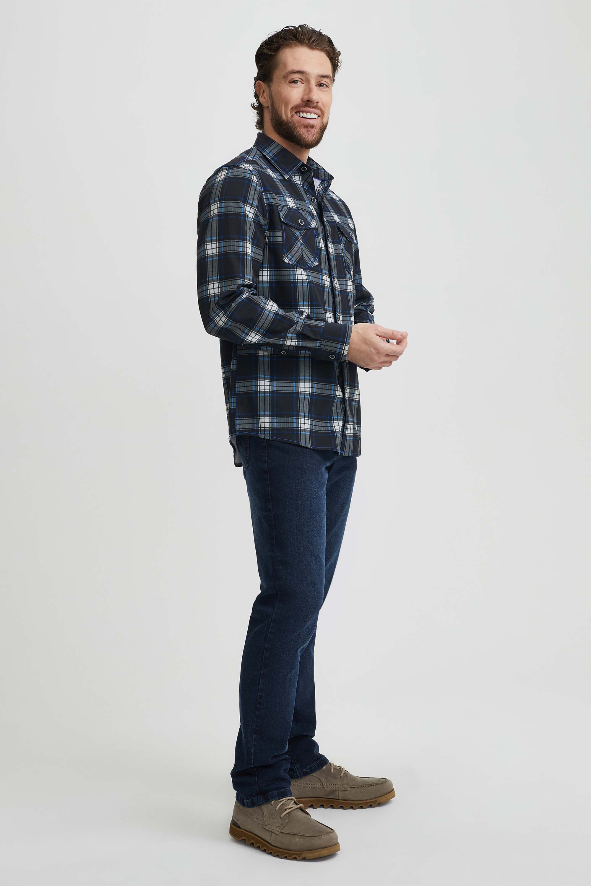 Shirt with contrasting seams