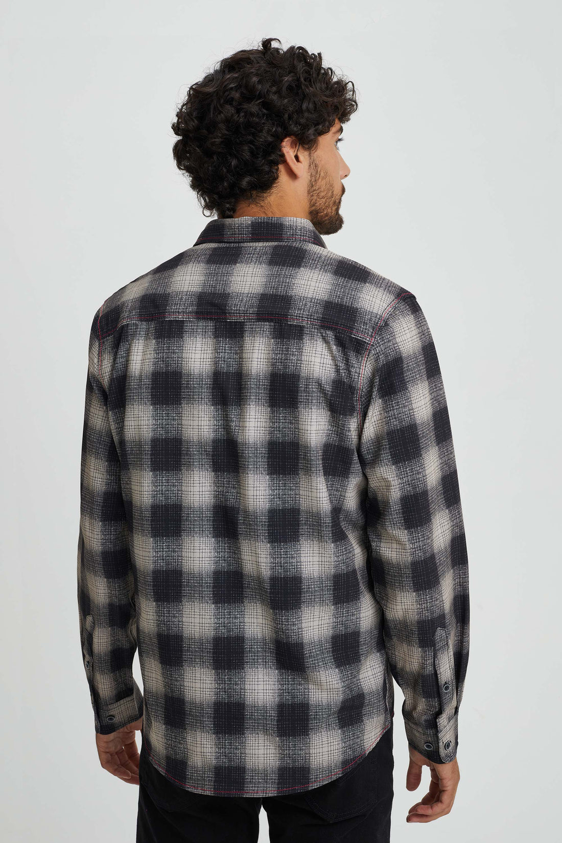 Shirt with contrasting seams